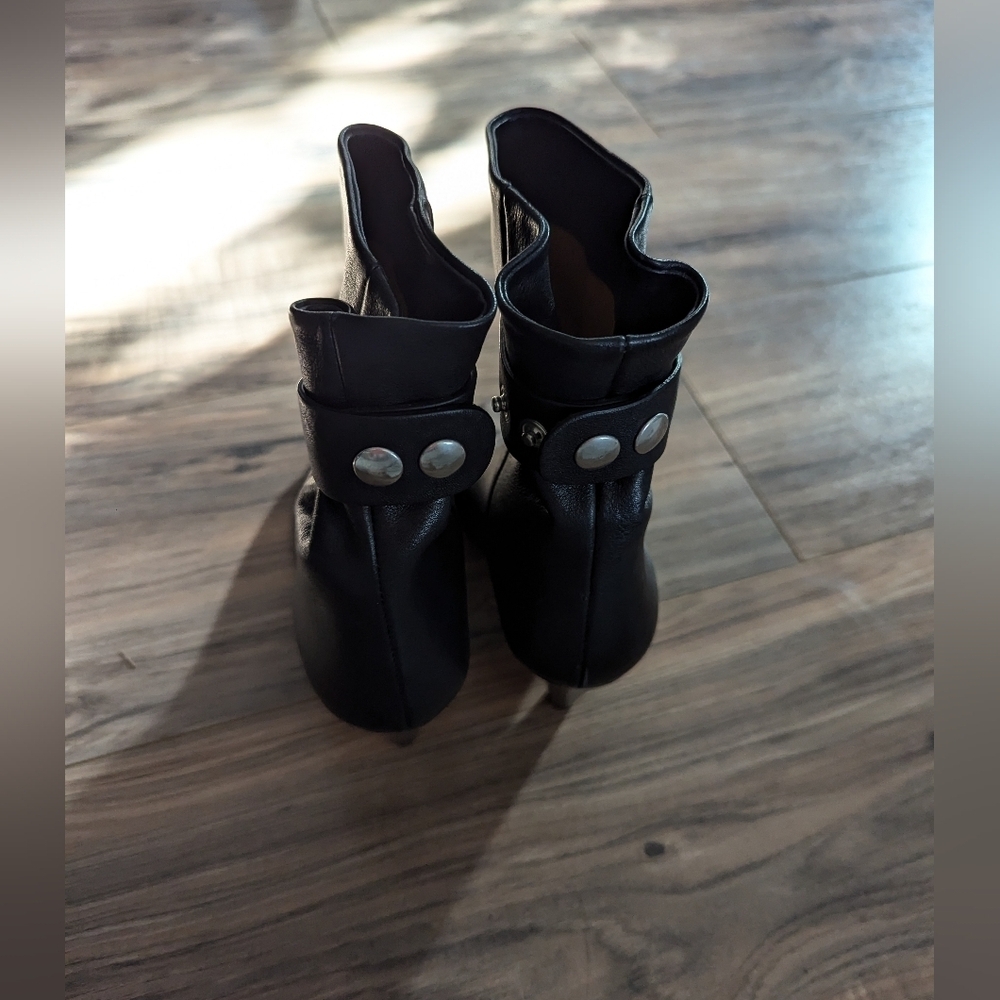 Isabel Marant black leather ankle booties with button ankle strap. Size 36 / 6 - Picture 6 of 8